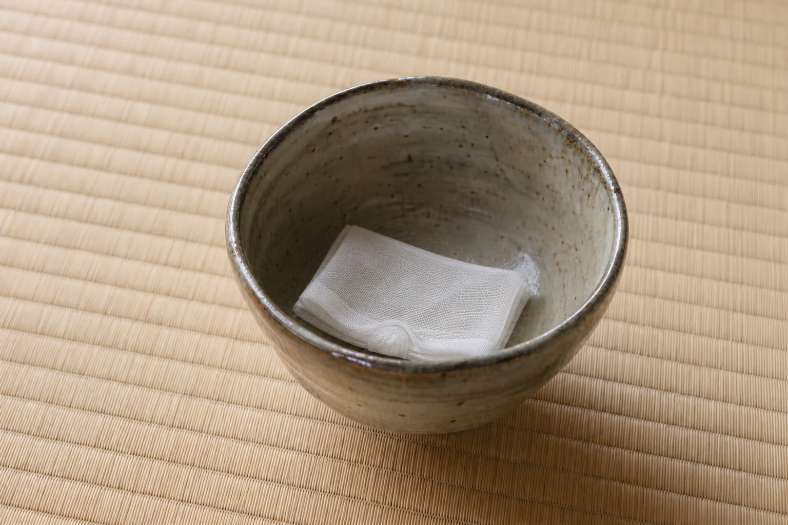 茶碗の中に正式に畳まれた白い茶巾