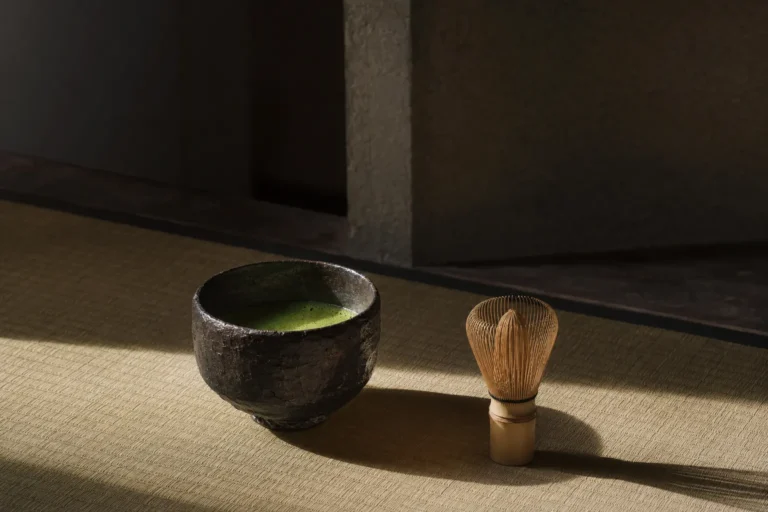 茶碗と茶筅。光と影の中に、一碗の茶を置いた東京無一物の編集イメージ