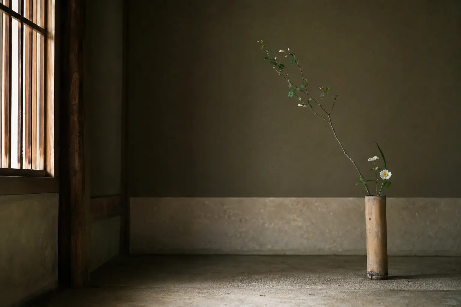 茶花はなぜ少なく生けるのか。野にある姿と余白のデザイン