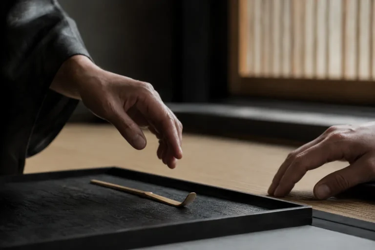 茶杓を挟んで静止する二つの手と、その間に生まれる間