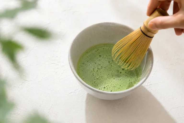 明るい光の中で一人分の薄茶を点てる手元と白い茶碗