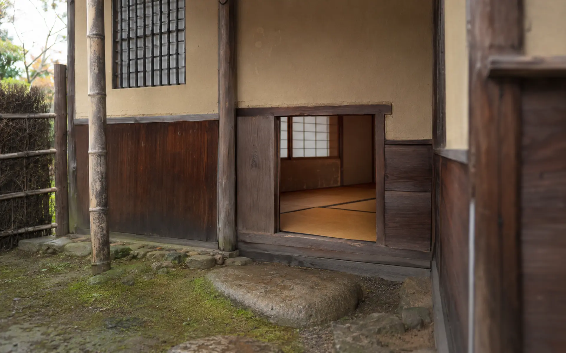 躙口は、なぜ低く小さいのかを、東京無一物の静かな自然光で捉えた編集写真