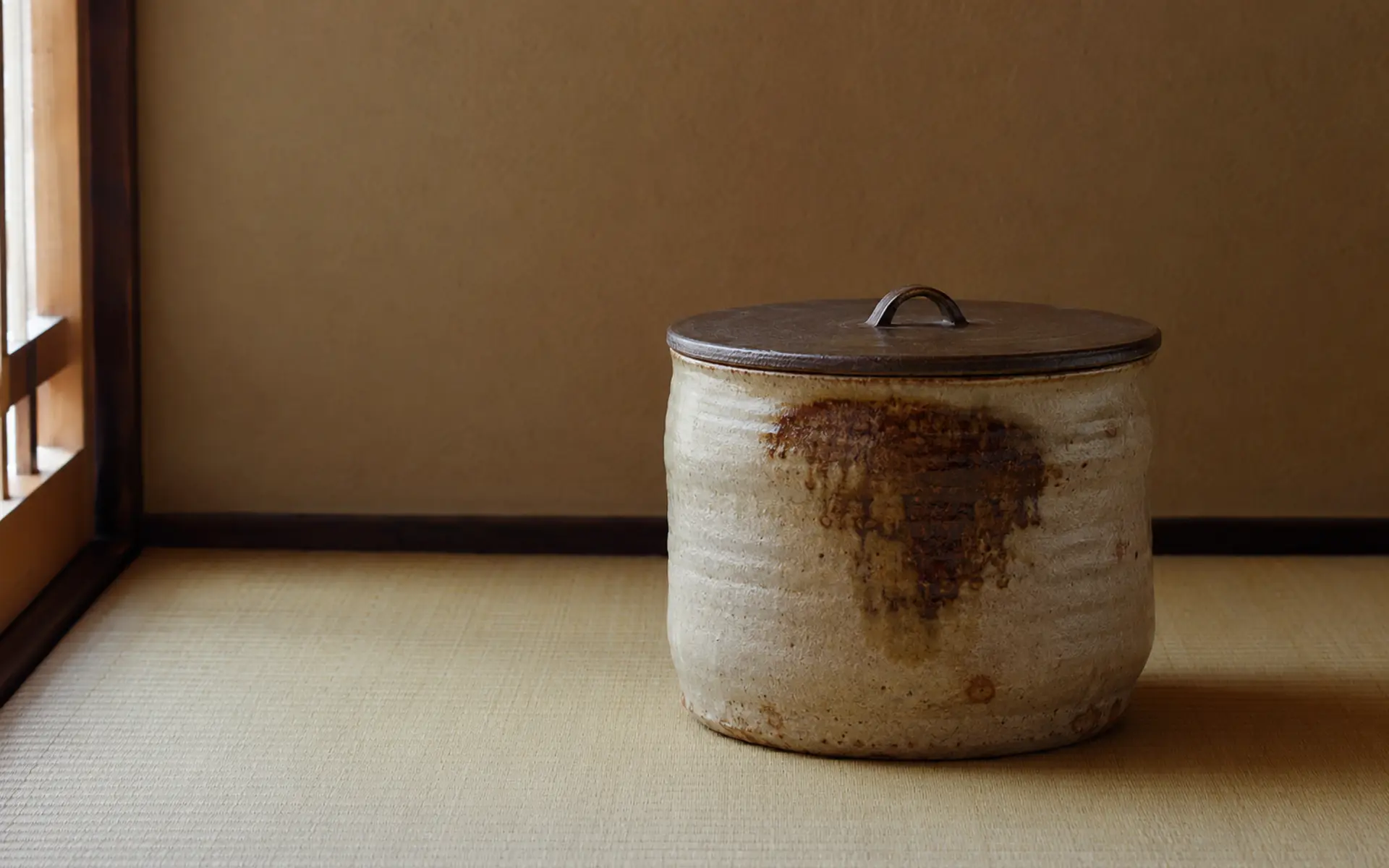 水指は、なぜ茶席の景色を変えるのかを、東京無一物の静かな自然光で捉えた編集写真