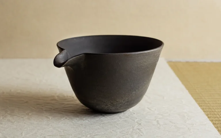 建水は、なぜ客の前で目立たないのかを、東京無一物の静かな自然光で捉えた編集写真