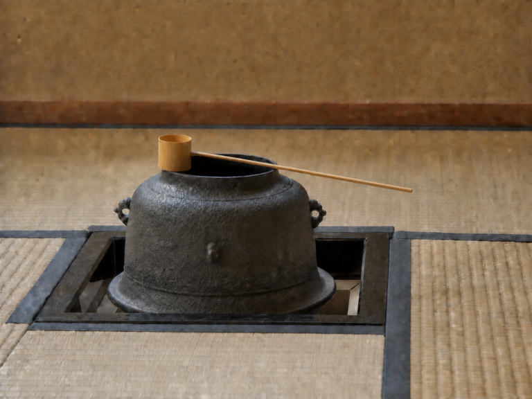 合の底と柄を釜の縁に掛けた竹の柄杓