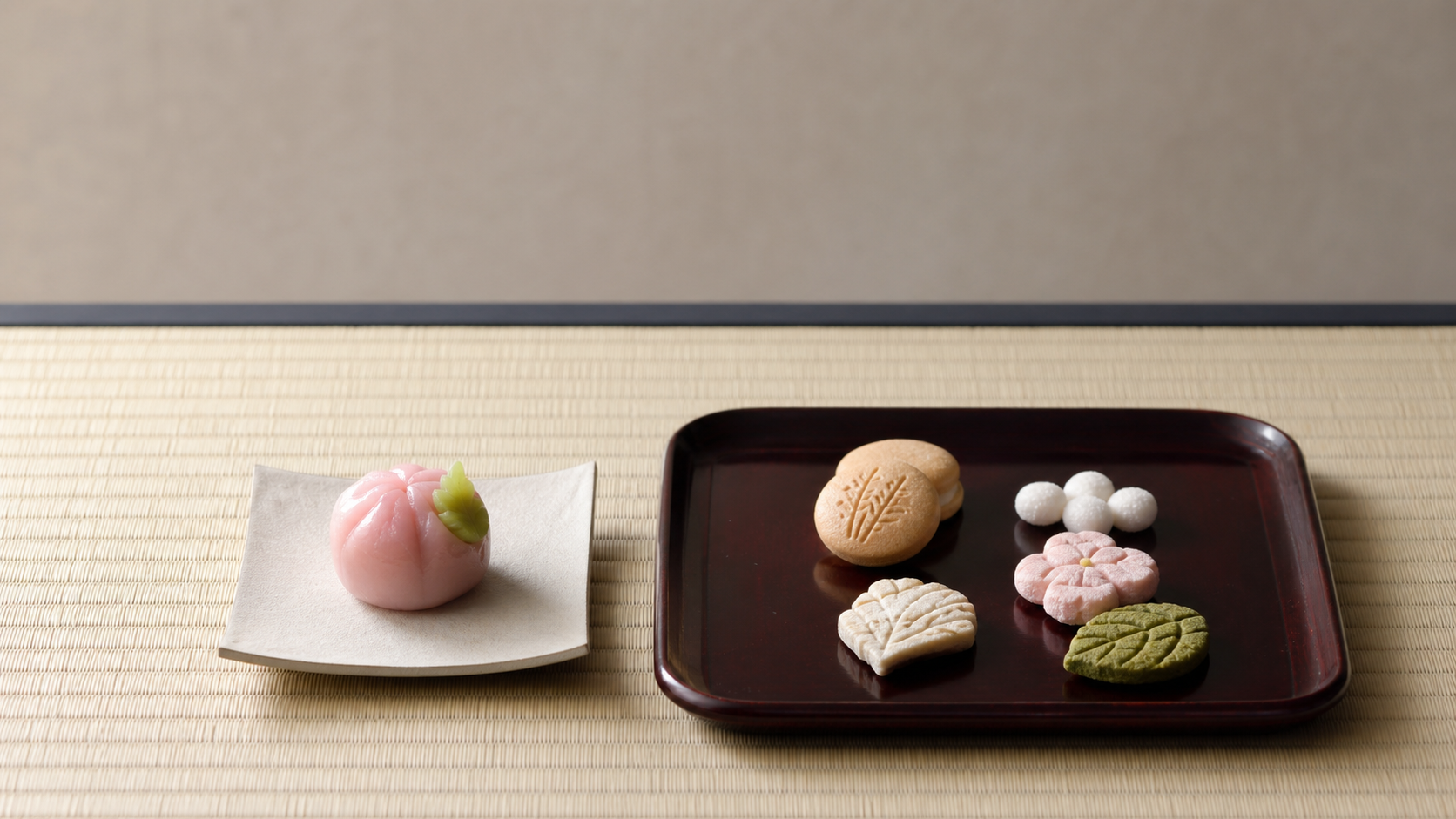 別々の器に盛られた主菓子と干菓子