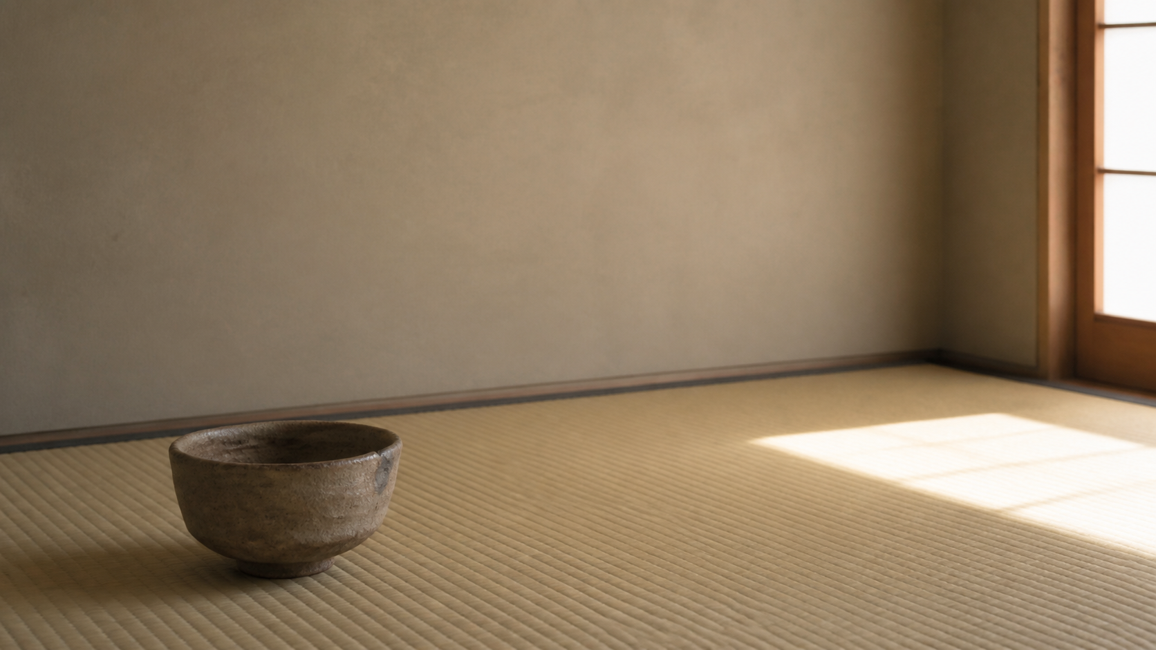 畳の上に一碗だけ置かれた静かな茶室。本来無一物を物との関係から考えるための編集イメージ