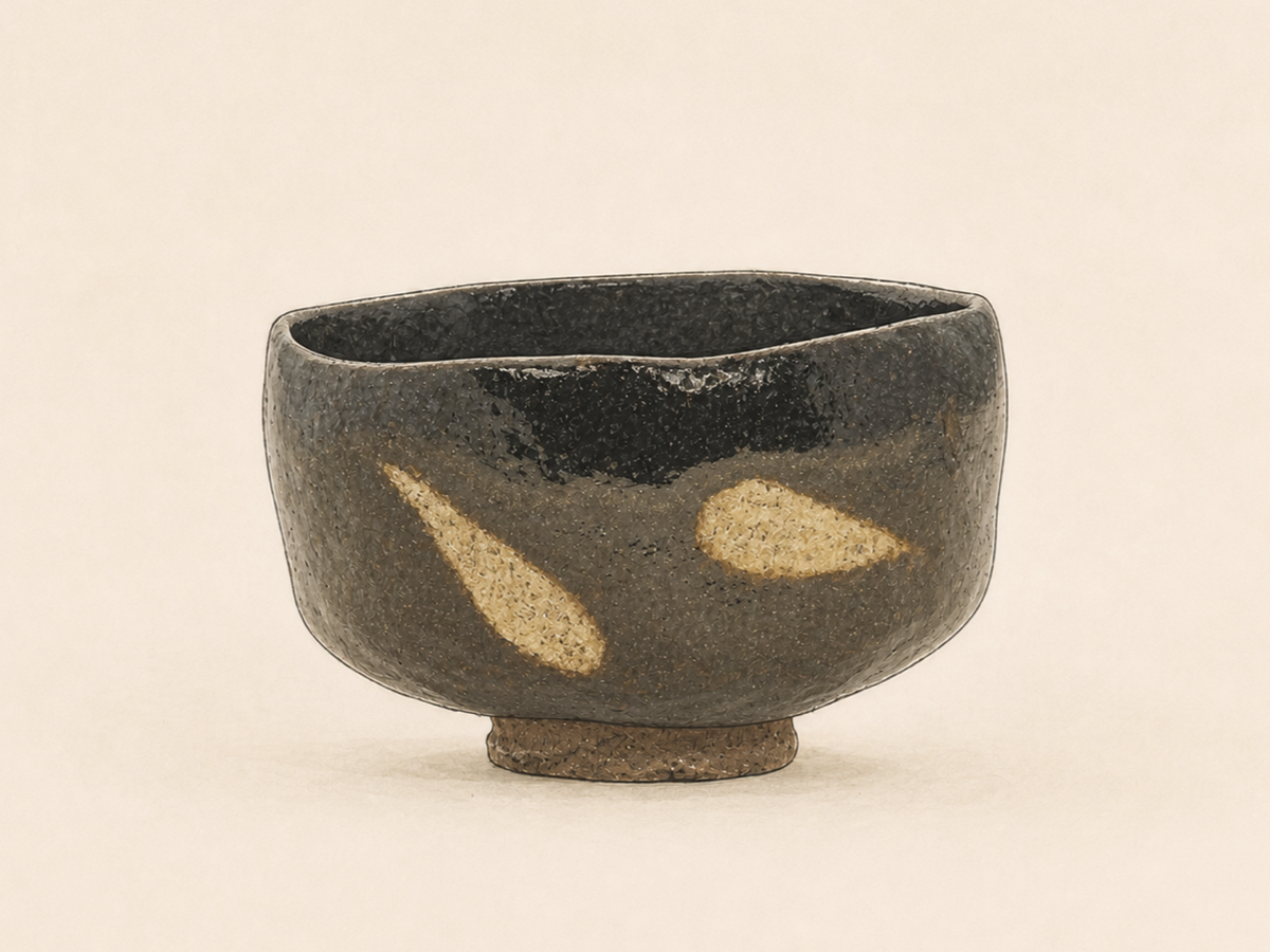 藤田美術館蔵、道入（ノンコウ）《黒樂茶碗 銘 千鳥》の黒釉の胴に二つの黄抜けが見える姿